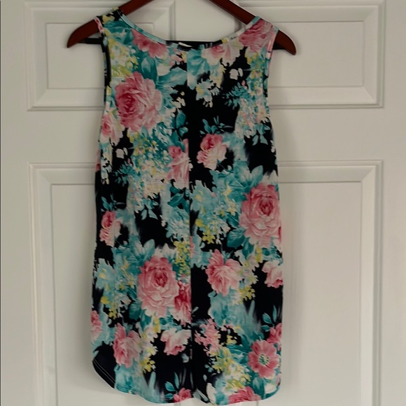Beautiful Floral Sleeveless Flowy Tank Top - Picture 3 of 5